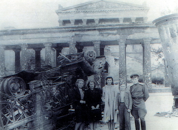 1945, май — август — поездка в Берлин к отцу
